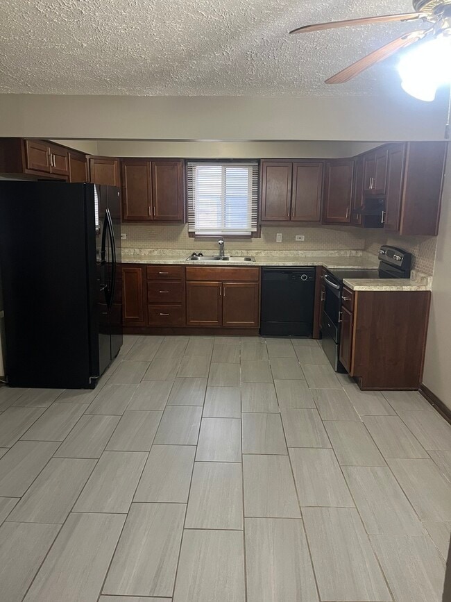 Building Photo - 14747 Kenton Ave