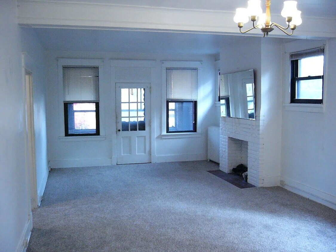 Foto principal - Three bedroom home with laundry