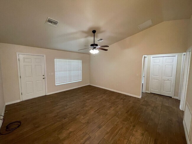 Building Photo - 3 Bedroom/2 Bathroom Duplex