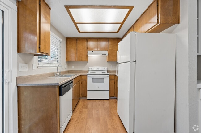 2BR, 2BA - 992SF - Kitchen - Walnut Woods