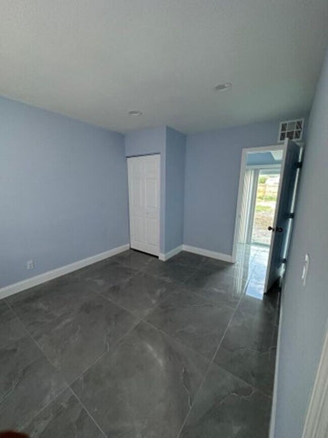 Building Photo - 5665 Daphne Dr