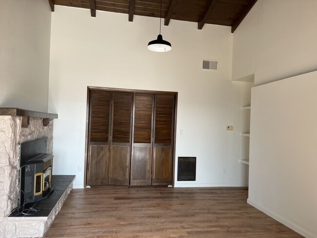 Building Photo - 861 Visalia St