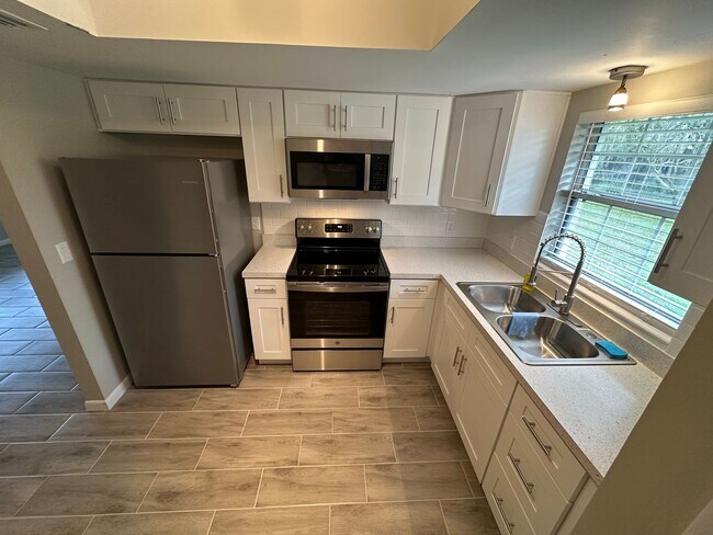 Building Photo - 3 bed 2 bath home available