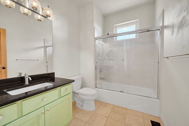 Foto del edificio - 4 bedroom, 3 bath with separate ADU