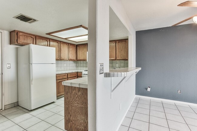 Building Photo - 259 E Upjohn Ave