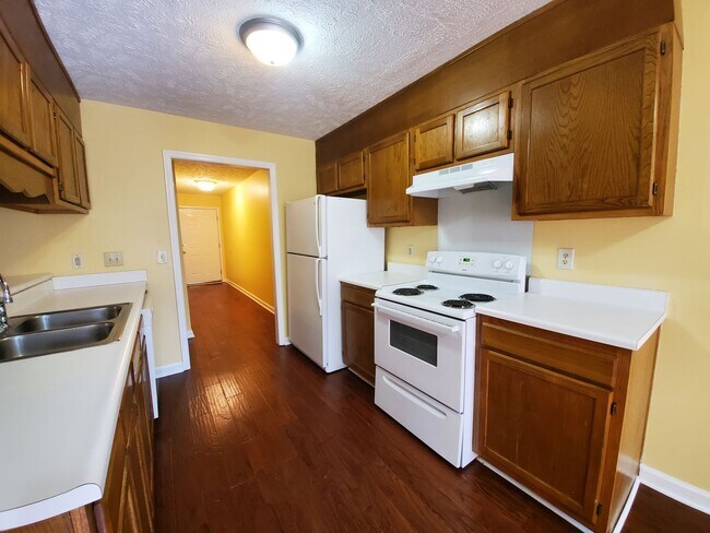 Building Photo - 2533 Larwood Dr