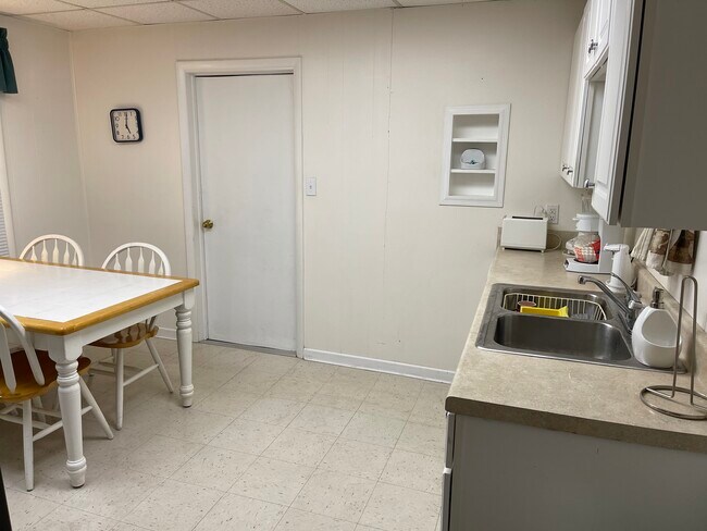 Kitchen - 604 S Oakwood Ave