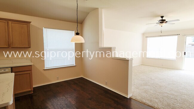 Foto del edificio - 3003 Elderberry Dr