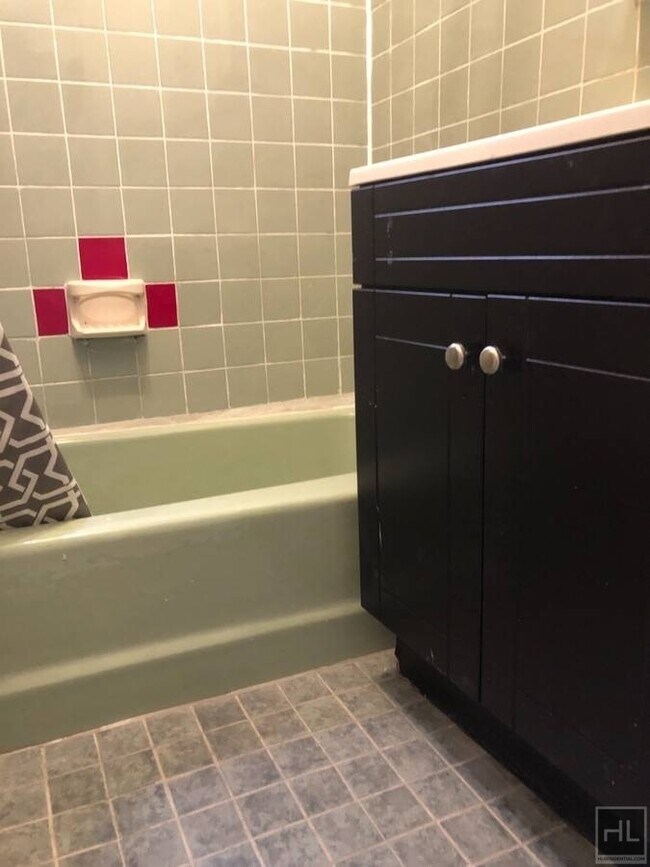 Building Photo - 33 AVENUE