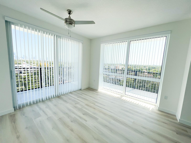 Foto del edificio - 2200 SW 8th St