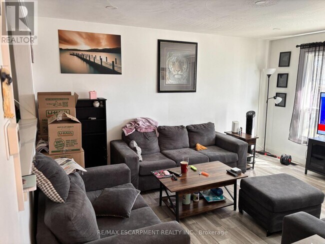 Photo du bâtiment - 118 Sutherland St E