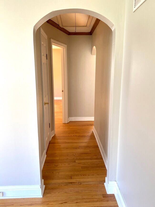 Hallway to Bedrooms - 1S432 Wainwright Rd