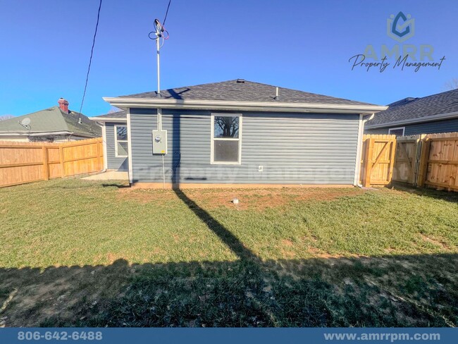 Building Photo - 3 Bedroom Available In Carterville!