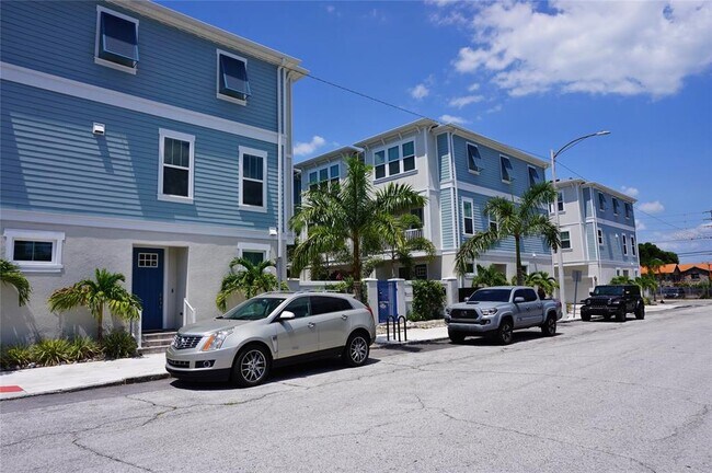 Building Photo - 813 Burlington Ave N