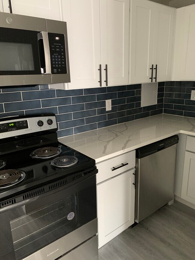 35 Deerfield Ct Unit 30B, East Hartford, CT 06108 Apartments in East