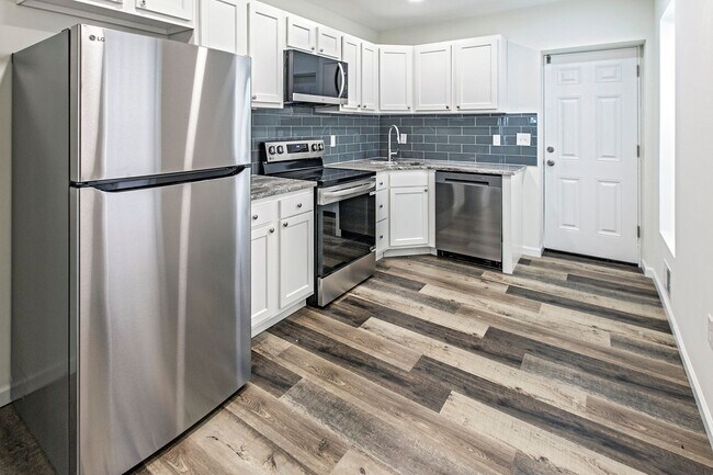 Foto del edificio - 3 bedroom, 1.5 bath fully renovated townhome in City of Wilmington