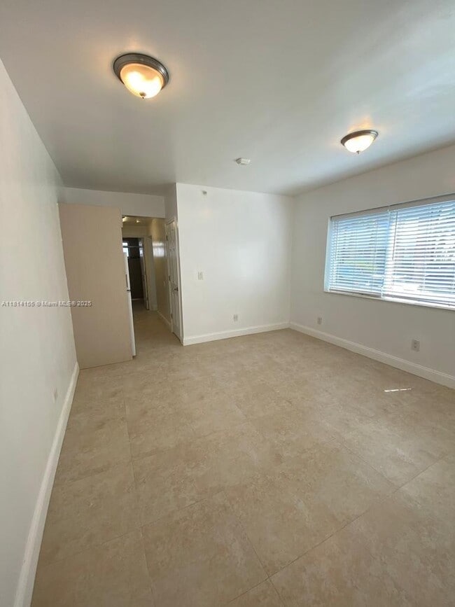 Building Photo - 220 Collins Ave