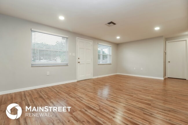 Building Photo - 3040 Brompton Dr