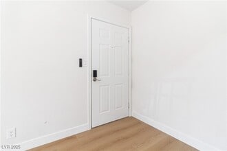 Building Photo - 5060 Indian River Dr Building Photo - 5060 Indian River Dr