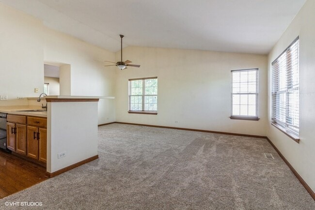 Building Photo - 2418 Oneida Ln