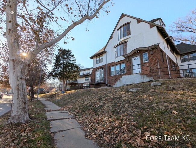 Building Photo - Top floor 1 bedroom off Ward Parkway!