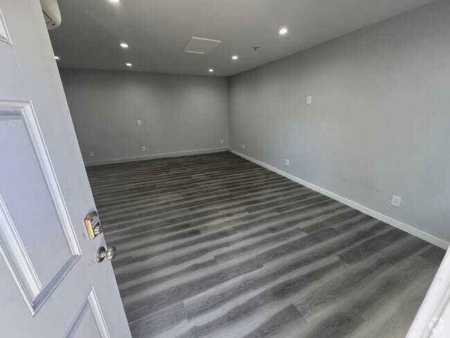 Building Photo - 6527 Gaviota Ave