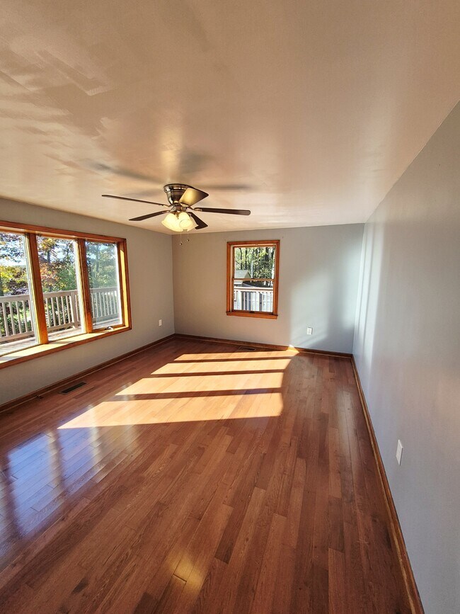 Foto del edificio - 976 Snow Mountain Rd