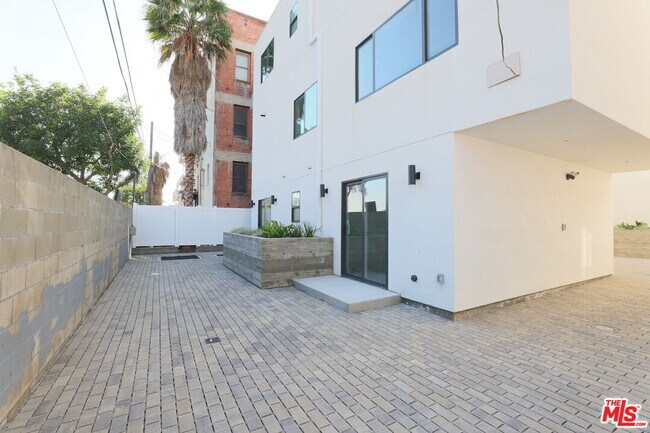 Foto del edificio - 1420 N Kingsley Dr