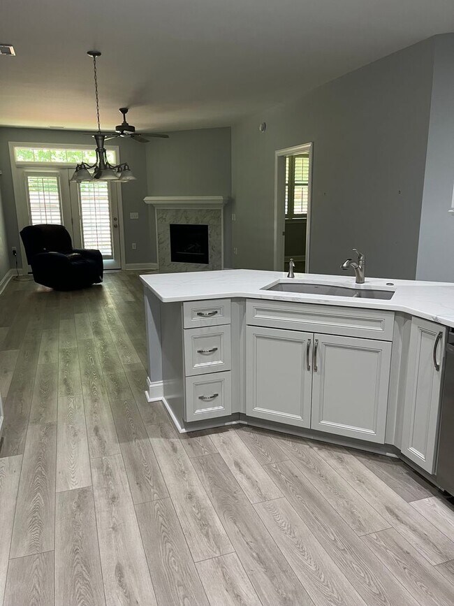 Building Photo - Like new Townhome