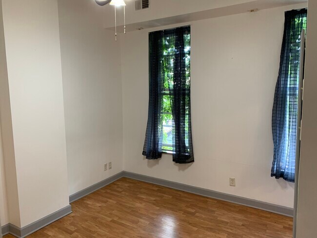 Building Photo - 949 N Damen Ave
