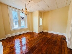 Building Photo - 560 Manor St