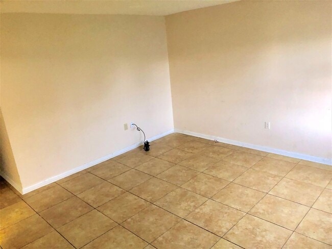 Foto del edificio - SPACIOUS 3BR/1.5BA Duplex! Convenient Loca...