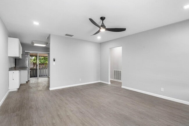 Building Photo - 2730 N Dixie Hwy