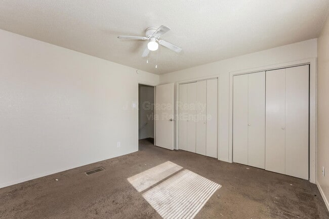 Foto del edificio - 5853 Shadydell Dr