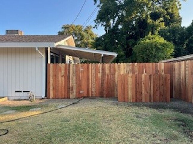 Building Photo - Beamer Duplex