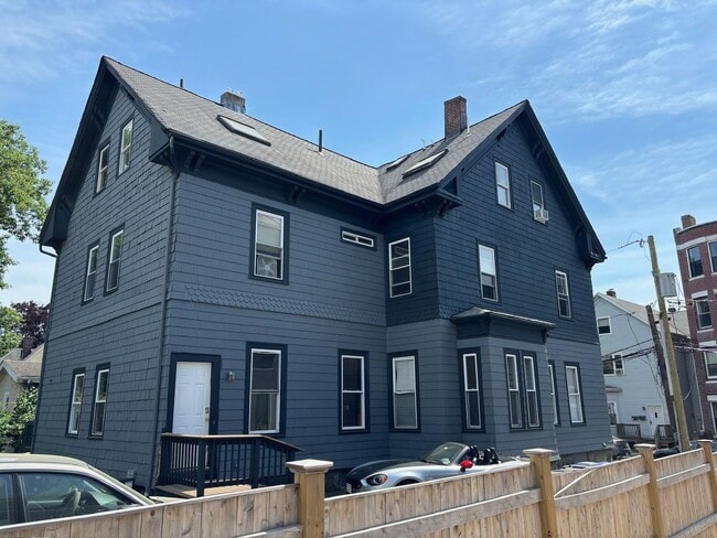 Building Photo - Large 8-Bed, 3.5 Bath House in Allston- Perfect for Students