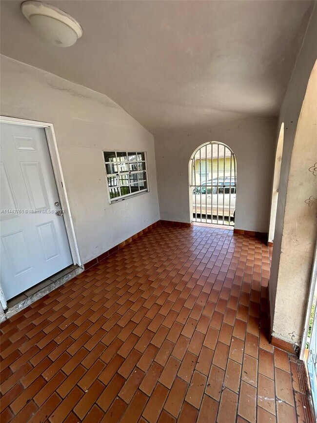 Foto del edificio - 409 NW 33rd St