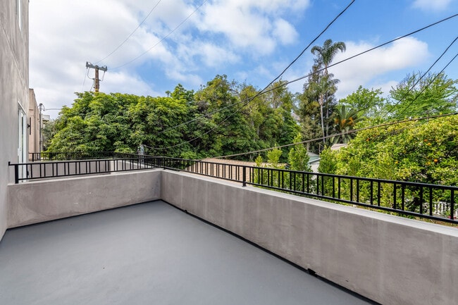 Foto del edificio - 4337 Dixie Canyon Ave