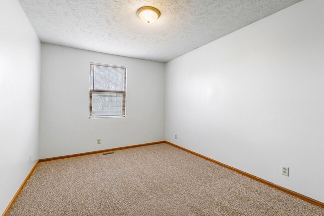 Building Photo - 5 bedroom Home In Neighborhood Close to Ca...
