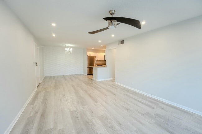 Building Photo - 6231 Bay Club Dr