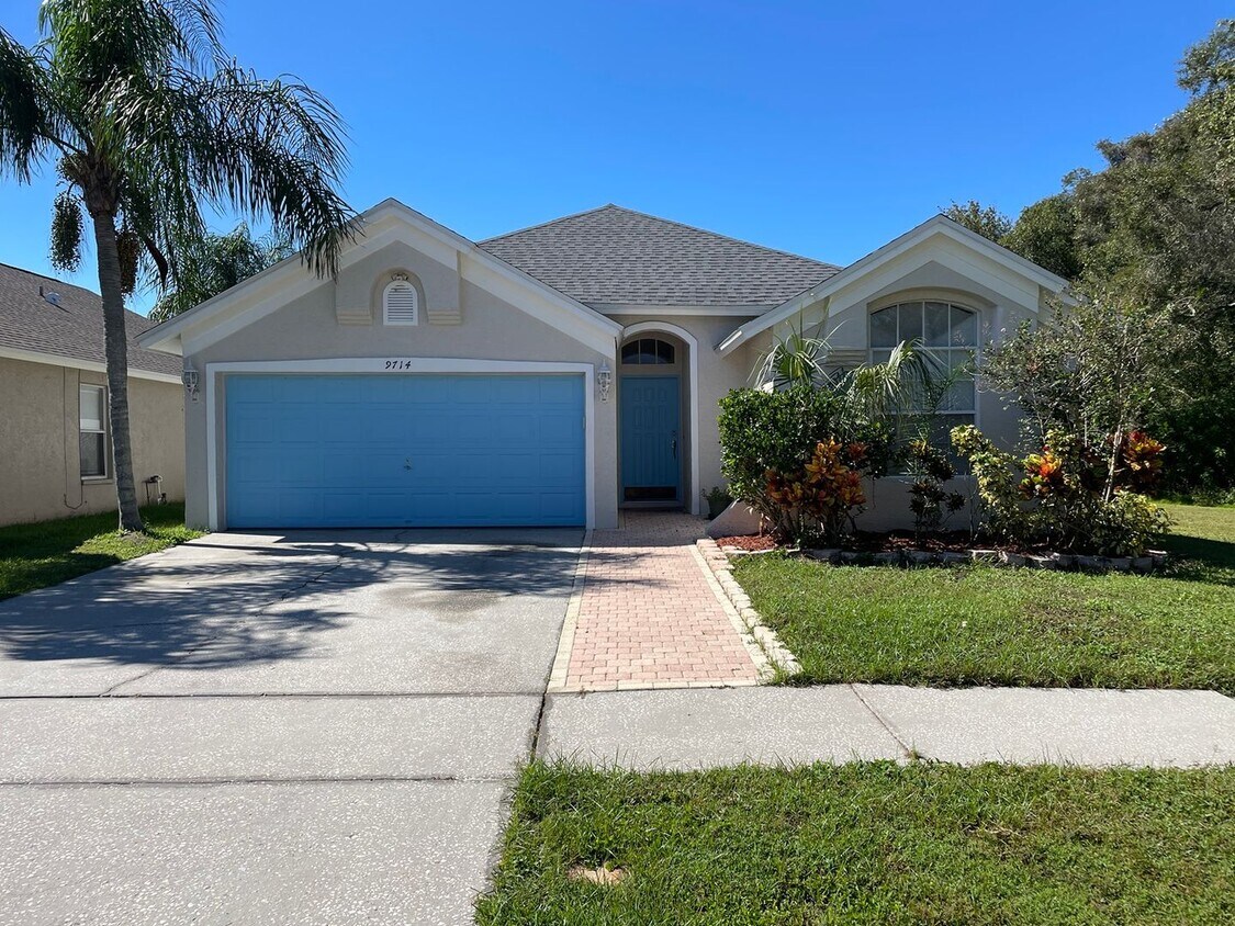 Foto principal - 3 Bed 2 Bath Pool Home in Towne Place