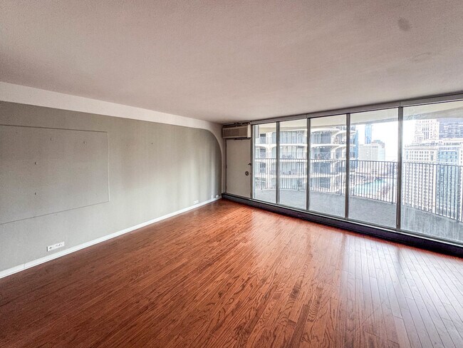 Foto del edificio - 300 N State St