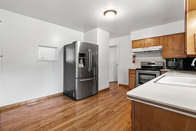 Building Photo - Fantastic Home with Fenced in Back Yard an...