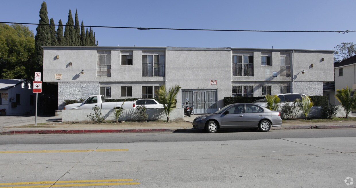 Building Photo - 6232-6236 Hazeltine Ave