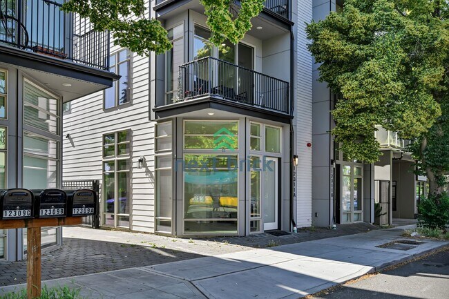 Foto del edificio - Modern Luxury 3 bedrooms and 2 bathrooms T...