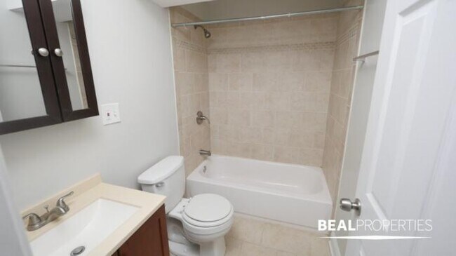 Building Photo - 1 bedroom in CHICAGO IL 60657