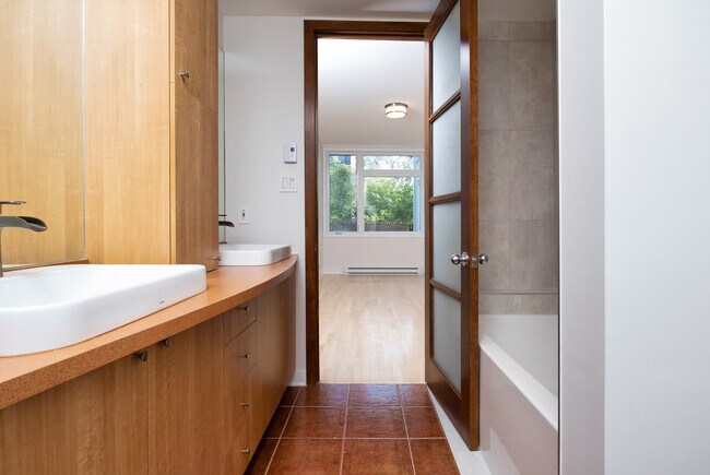 Main bathroom - 115 Rue Saint-Augustin