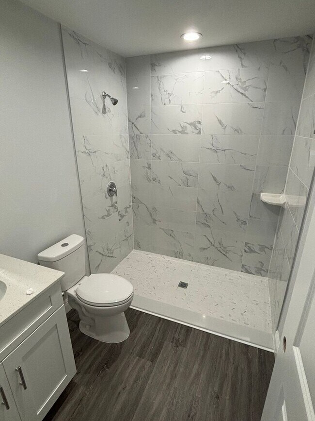 Foto del edificio - LIKE NEW DESIGNER HOME 3/2 READY FOR NEW FAMILY