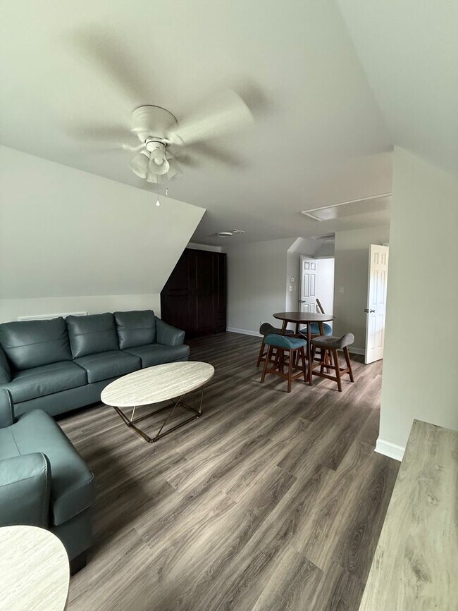 Foto del edificio - STUDIO APARTMENT PRE-LEASING FOR AUGUST 2026!