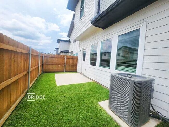 Foto del edificio - 33130 Oak Hts Pl